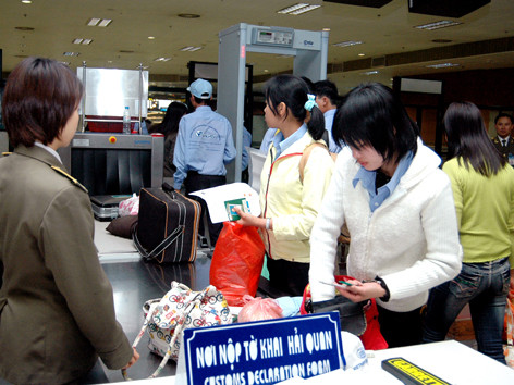 Biện pháp tháo gỡ khó khăn cho doanh nghiệp và người dân là cải cách thủ tục hành chính trong thông quan. Ảnh: Ngọc Châu. Biện pháp tháo gỡ khó khăn cho doanh nghiệp và người dân là cải cách thủ tục hành chính trong thông quan. Ảnh: Ngọc Châu