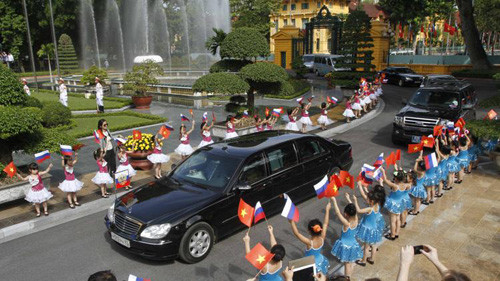 Xe Tổng thống Putin vào Phủ chủ tịch trong sự chào đón nồng nhiệt của các cháu thiếu nhi mang quốc kỳ 2 nước 