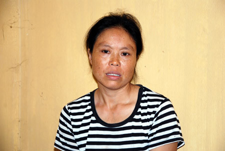 Bà Trương Thị Thơm, với khuôn mặt hốc hác, đôi mắt sưng húp và thâm quầng