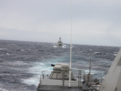 HQ-011 và HQ-012 tuần tra trong bão tố. HQ-011 và HQ-012 tuần tra trong bão tố