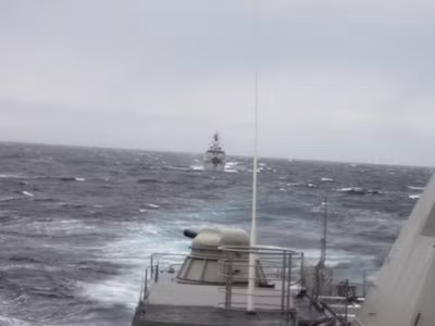 HQ-011 và HQ-012 tuần tra trong bão tố. HQ-011 và HQ-012 tuần tra trong bão tố