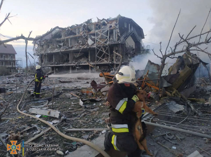 Lực lượng cứu hoả làm nhiệm vụ tại khu nhà tan hoang sau một đợt tấn công ở thành phố Odesa ngày 9/5. (Ảnh: Reuters) Lực lượng cứu hoả làm nhiệm vụ tại khu nhà tan hoang sau một đợt tấn công ở thành phố Odesa ngày 9/5. (Ảnh: Reuters)