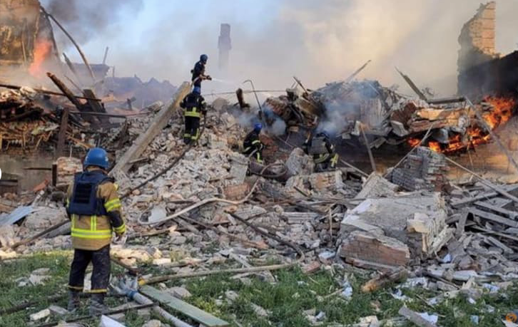 Cảnh tan hoang ở một ngôi trường thuộc vùng Lugansk sau khi trúng đạn pháo hôm 8/5. (Ảnh: Reuters)