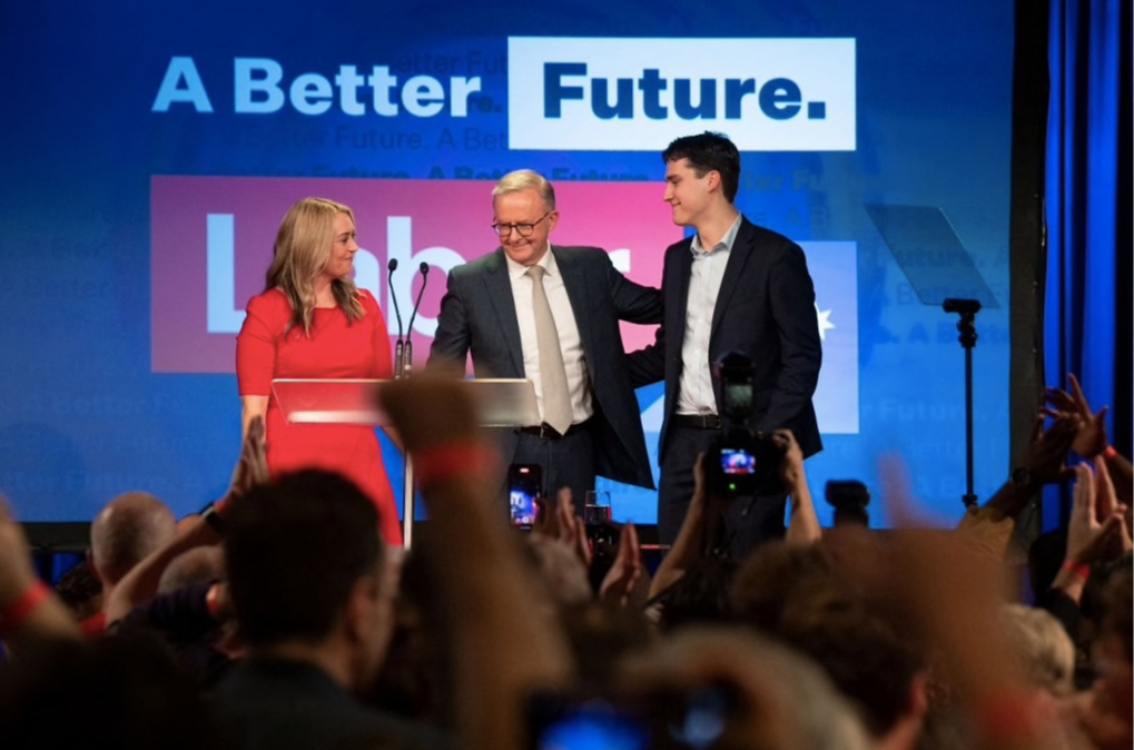 Tân Thủ tướng Úc Anthony Albanese đứng trên sân khấu cùng bạn đời và con trai. (Ảnh: Reuters) Tân Thủ tướng Úc Anthony Albanese đứng trên sân khấu cùng bạn đời và con trai. (Ảnh: Reuters)