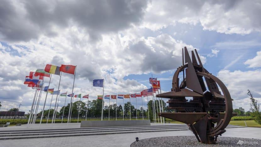 Quốc kỳ của các nước thành viên NATO bên ngoài trụ sở của liên minh ở Brussels. (Ảnh: AP)