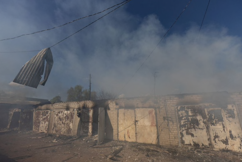 Một gara gần ga tàu hoả ở Lyman bốc cháy trong đợt tấn công ngày 28/4. (Ảnh: Reuters) Một gara gần ga tàu hoả ở Lyman bốc cháy trong đợt tấn công ngày 28/4. (Ảnh: Reuters)