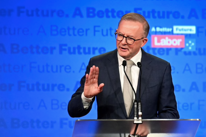 Chủ tịch Công đảng Anthony Albanese phát biểu trước cử tri tối 21/5. (Ảnh: Reuters)