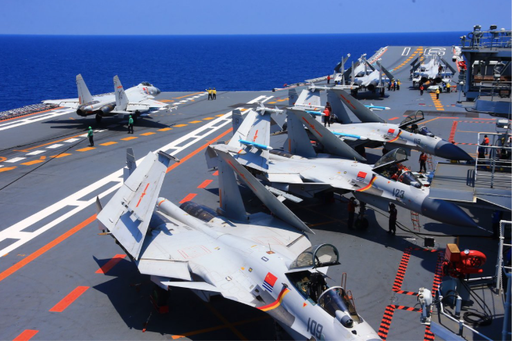Các máy bay chiến đấu J-15 trên boong tàu sân bay Liêu Ninh. (Ảnh: PLA) Các máy bay chiến đấu J-15 trên boong tàu sân bay Liêu Ninh. (Ảnh: PLA)