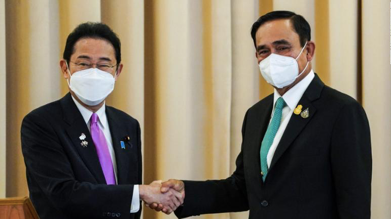 Hai Thủ tướng Nhật Bản và Thái Lan trong cuộc gặp và hội đàm ngày 2/5. (Ảnh: Reuters)