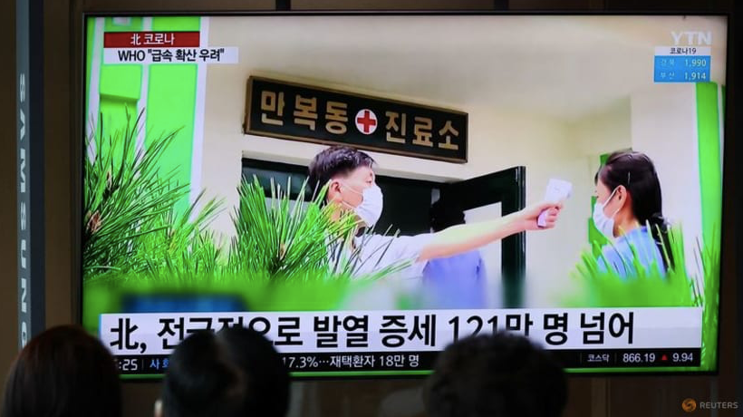 Người dân ở Seoul, Hàn Quốc, xem tin tức về đợt bùng phát COVID-19 ở Triều Tiên trên truyền hình ngày 17/5. (Ảnh: Reuters) Người dân ở Seoul, Hàn Quốc, xem tin tức về đợt bùng phát COVID-19 ở Triều Tiên trên truyền hình ngày 17/5. (Ảnh: Reuters)