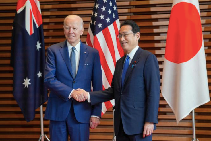 Tổng thống Mỹ Joe Biden gặp Thủ tướng Nhật Kishida Fumio trong chuyến thăm Tokyo ngày 24/5. (Ảnh: Japan Times)