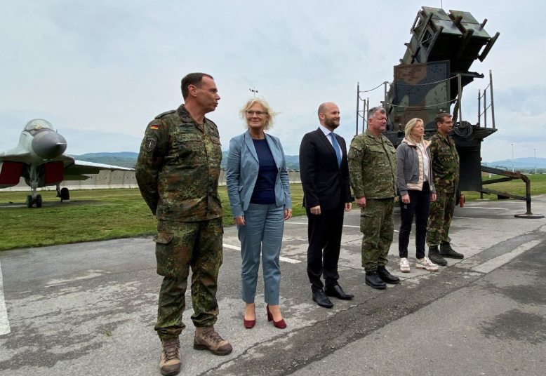 Bộ trưởng Quốc phòng Đức Christine Lambrecht cùng Bộ trưởng Quốc phòng Slovakia Jaroslav Nad và Bộ trưởng Quốc phòng Hà Lan Kajsa Ollengren chụp ảnh chung tại căn cứ không quân Sliac ở Slovakia ngày 6/5. (Ảnh: Reuters)