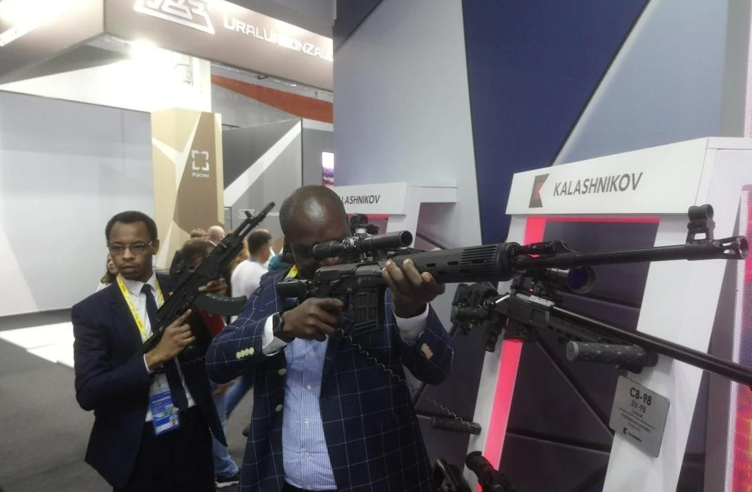 Khách tham quan thử súng Kalashnikovs tại triển lãm bên lề thượng đỉnh Nga - châu Phi tại Sochi năm 2019. (Ảnh: Getty) Khách tham quan thử súng Kalashnikovs tại triển lãm bên lề thượng đỉnh Nga - châu Phi tại Sochi năm 2019. (Ảnh: Getty)