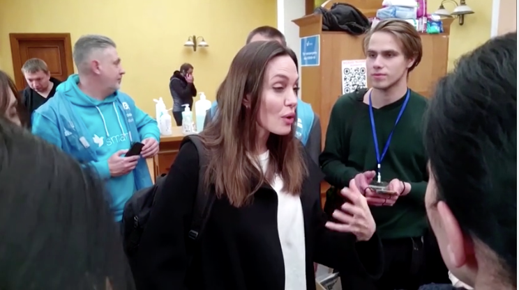 Angelina Jolie thăm nơi ở tạm của những người Ukraine đang chạy trốn xung đột