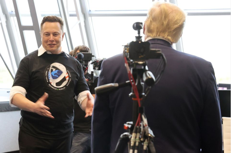 Tỷ phú Elon Musk và cựu Tổng thống Mỹ Donald Trump trong cuộc gặp sau khi phóng tên lửa Falcon 9 của SpaceX vào tháng 5/2020.(Ảnh: Reuters) Tỷ phú Elon Musk và cựu Tổng thống Mỹ Donald Trump trong cuộc gặp sau khi phóng tên lửa Falcon 9 của SpaceX vào tháng 5/2020.(Ảnh: Reuters)