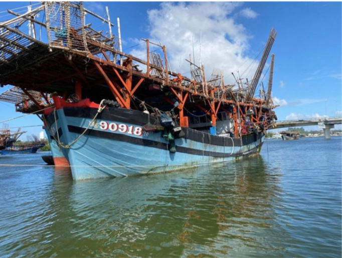 Tàu cá của ngư dân Quảng Ngãi bị tàu của nước ngoài uy hiếp và cướp tài sản Tàu cá của ngư dân Quảng Ngãi bị tàu của nước ngoài uy hiếp và cướp tài sản