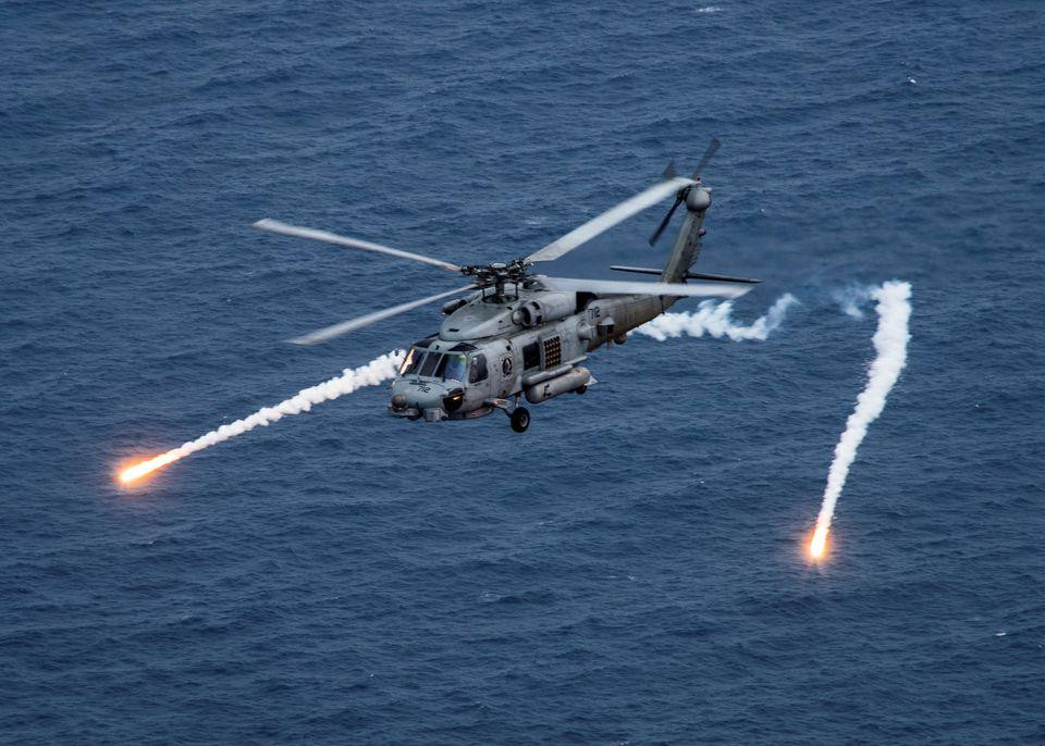 Một chiếc trực thăng MH-60R Sea Hawk của Hải quân Mỹ. ̣Ảnh: Reuters) Một chiếc trực thăng MH-60R Sea Hawk của Hải quân Mỹ. ̣Ảnh: Reuters)