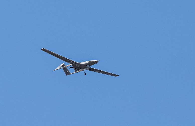 Máy bay không người lái Bayraktar TB2 bay biểu diễn trong sự kiện công nghệ vũ trụ ở Azerbaijan ngày 27/5. (Ảnh: Reuters) Máy bay không người lái Bayraktar TB2 bay biểu diễn trong sự kiện công nghệ vũ trụ ở Azerbaijan ngày 27/5. (Ảnh: Reuters)