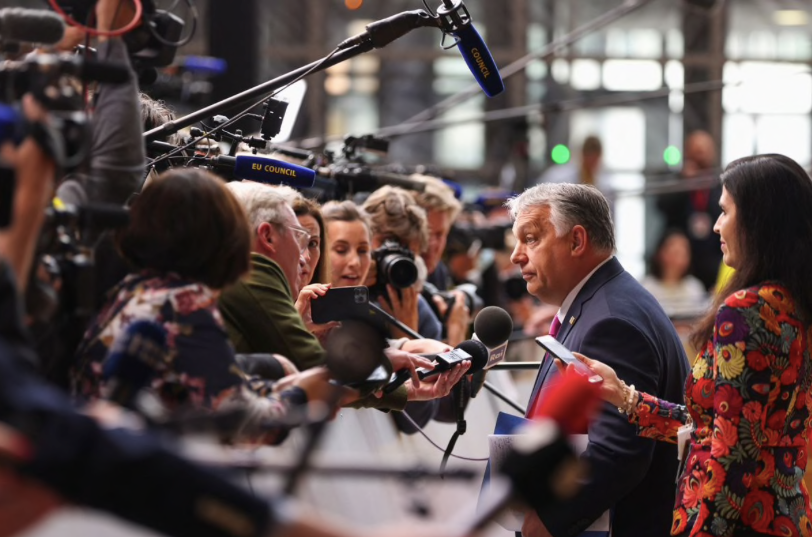 Thủ tướng Hungary Victor Orban trả lời báo chí trước khi dự thượng đỉnh của EU ngày 30/5. (Ảnh: Reuters)