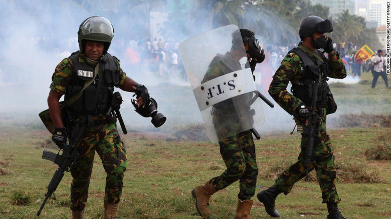 Cảnh sát chống bạo động Sri Lanka đang đối phó với người biểu tình. (Ảnh: CNN) Cảnh sát chống bạo động Sri Lanka đang đối phó với người biểu tình. (Ảnh: CNN)