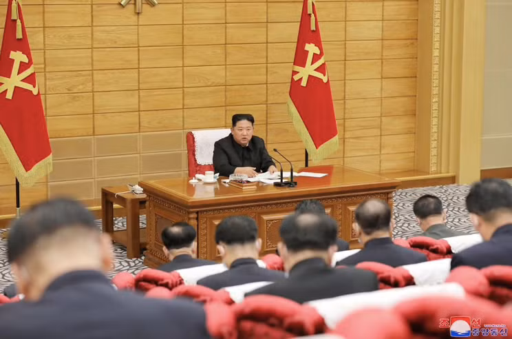 Chủ tịch Triều Tiên Kim Jong Un triệu tập cuộc họp khẩn của Bộ Chính trị để chỉ đạo nhiệm vụ chống đợt bùng phát COVID-19. (Ảnh: KCNA) Chủ tịch Triều Tiên Kim Jong Un triệu tập cuộc họp khẩn của Bộ Chính trị để chỉ đạo nhiệm vụ chống đợt bùng phát COVID-19. (Ảnh: KCNA)