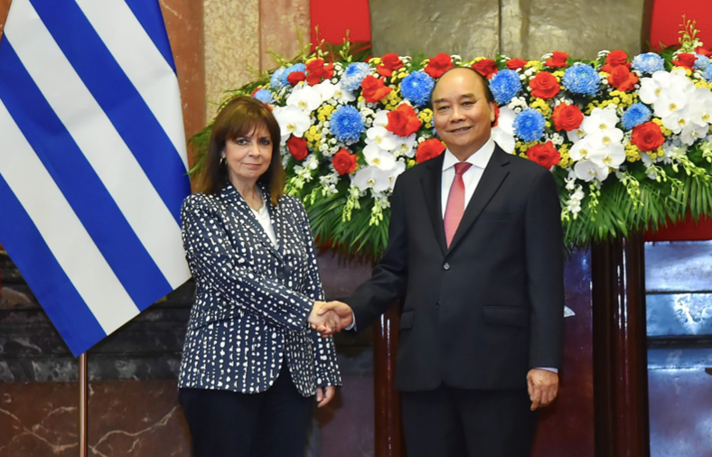 Chủ tịch nước Nguyễn Xuân Phúc đón Tổng thống Hy Lạp Katerina Sakellaropoulou ngày 16/5. (Ảnh: Anh Sơn)