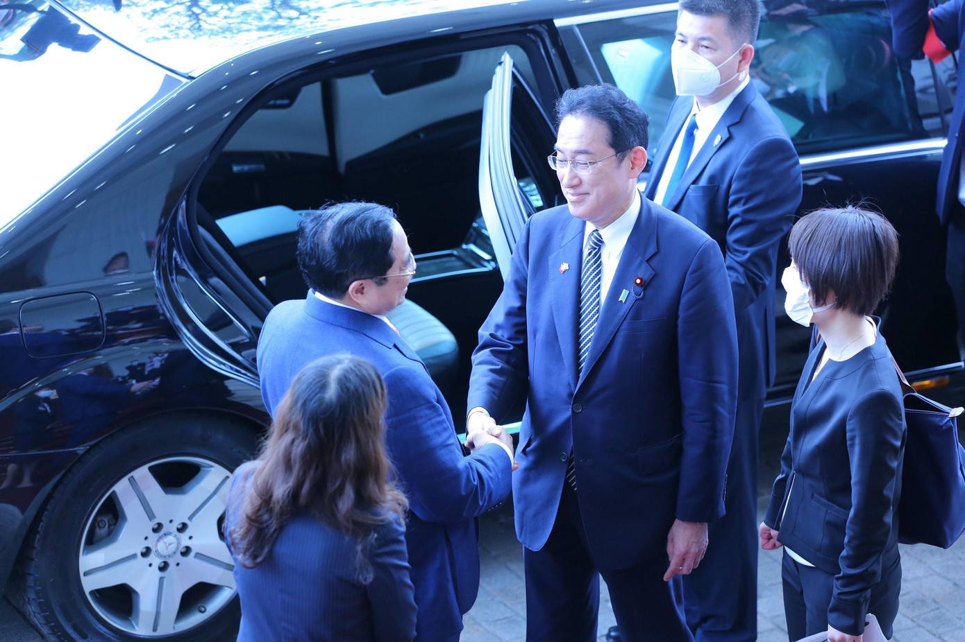 Thủ tướng Phạm Minh Chính tiễn Thủ tướng Nhật Kishida Fumio sau cuộc hội đàm và họp báo chung tại Trụ sở Chính phủ. (Ảnh: Trọng Tài) Thủ tướng Phạm Minh Chính tiễn Thủ tướng Nhật Kishida Fumio sau cuộc hội đàm và họp báo chung tại Trụ sở Chính phủ. (Ảnh: Trọng Tài)