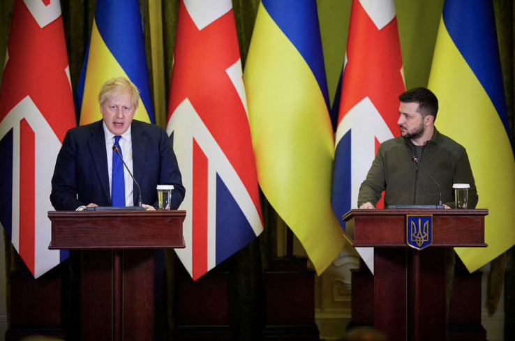 Thủ tướng Anh Boris Johnson và Tổng thống Ukraine Volodymyr Zelensky trong cuộc họp báo chung tại Kiev ngày 9/4. (Ảnh: Reuters)