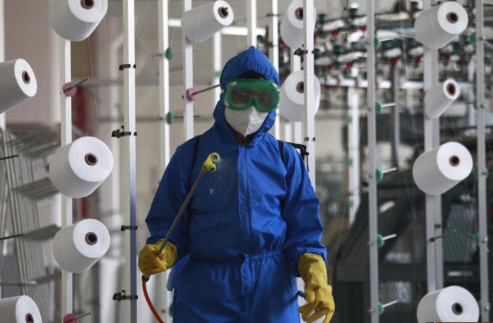 Khử trùng trong một nhà máy dệt ở Bình Nhưỡng ngày 18/5. (Ảnh: AP) Khử trùng trong một nhà máy dệt ở Bình Nhưỡng ngày 18/5. (Ảnh: AP)