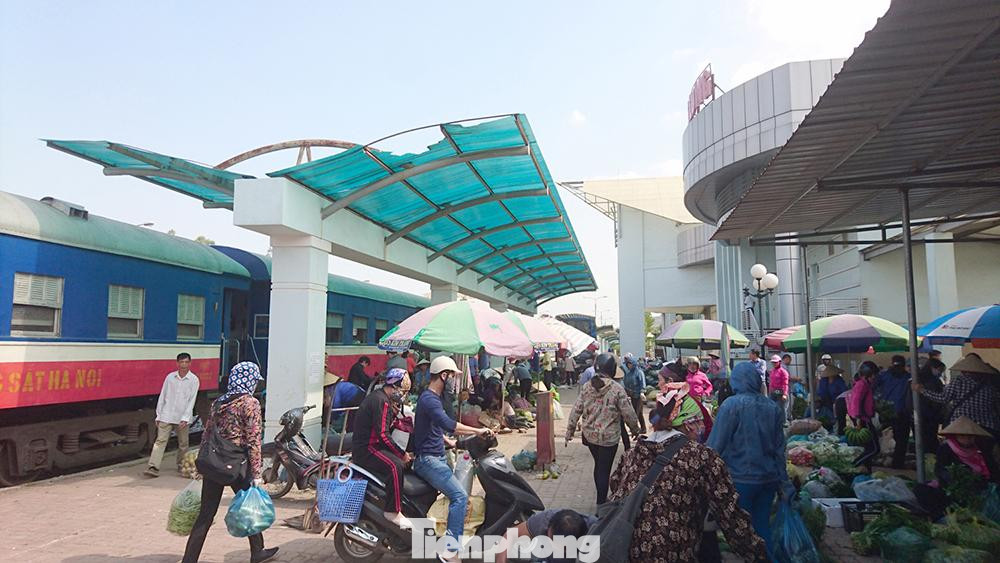 Ga Hạ Long trên tuyến đường sắt Yên Viên - Phả Lại - Hạ Long - Cái Lân được đầu tư hiện đại, nhưng trước khi bùng phát dịch mỗi ngày chỉ có một chuyến "tàu chợ", nay đã tạm dừng do phương tiện hết niên hạn sử dụng.