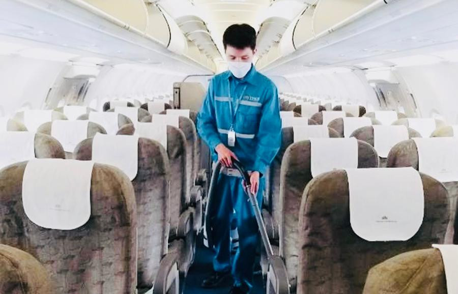 Anh Nguyễn Mạnh Đông nhặt được túi hành lý khách đi máy bay có tiền và tài sản trị giá hơn 2,4 tỷ đồng trong quá trình làm việc.