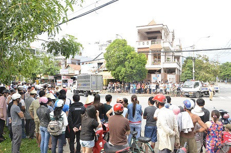 'Đấu đầu' ô tô khi đang chạy xe máy tốc độ cao ảnh 2