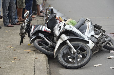 'Đấu đầu' ô tô khi đang chạy xe máy tốc độ cao ảnh 1