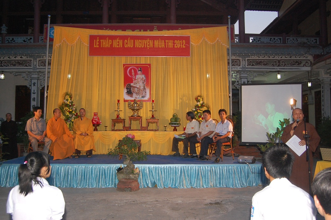 Quý Thầy chùa Linh Quang Diêm Điền và các thày giáo tại các trường PTTH và THCS huyện Giao Thủy tham gia tư vấn mùa thi