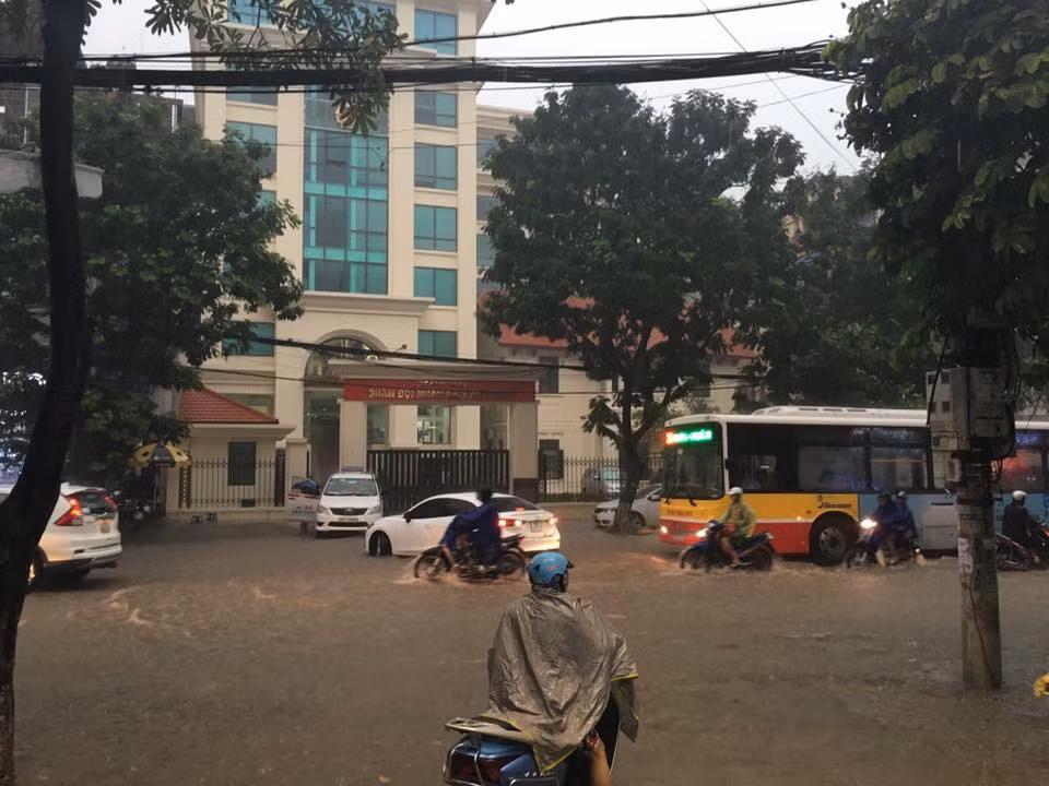 Đường phố Hà Nội ngập sâu, ùn tắc sau mưa ảnh 16