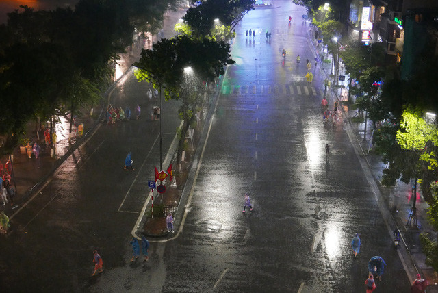 Hà Nội chính thức mở rộng phố đi bộ quanh Hồ Gươm ảnh 1