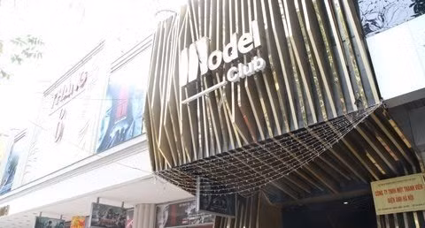 Rạp Tháng 8 ngoài chiếu phim còn mở thêm quán bar