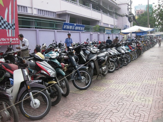 Bãi giữ xe của trung tâm mua sắm nhanh chóng hết chỗ, phải lập điểm giữ xe mới bên ngoài vỉa hè 