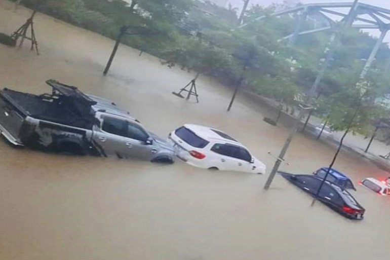 Nhiều ô tô bị ngập chìm trong biển nước (Ảnh: Báo Bắc Ninh).