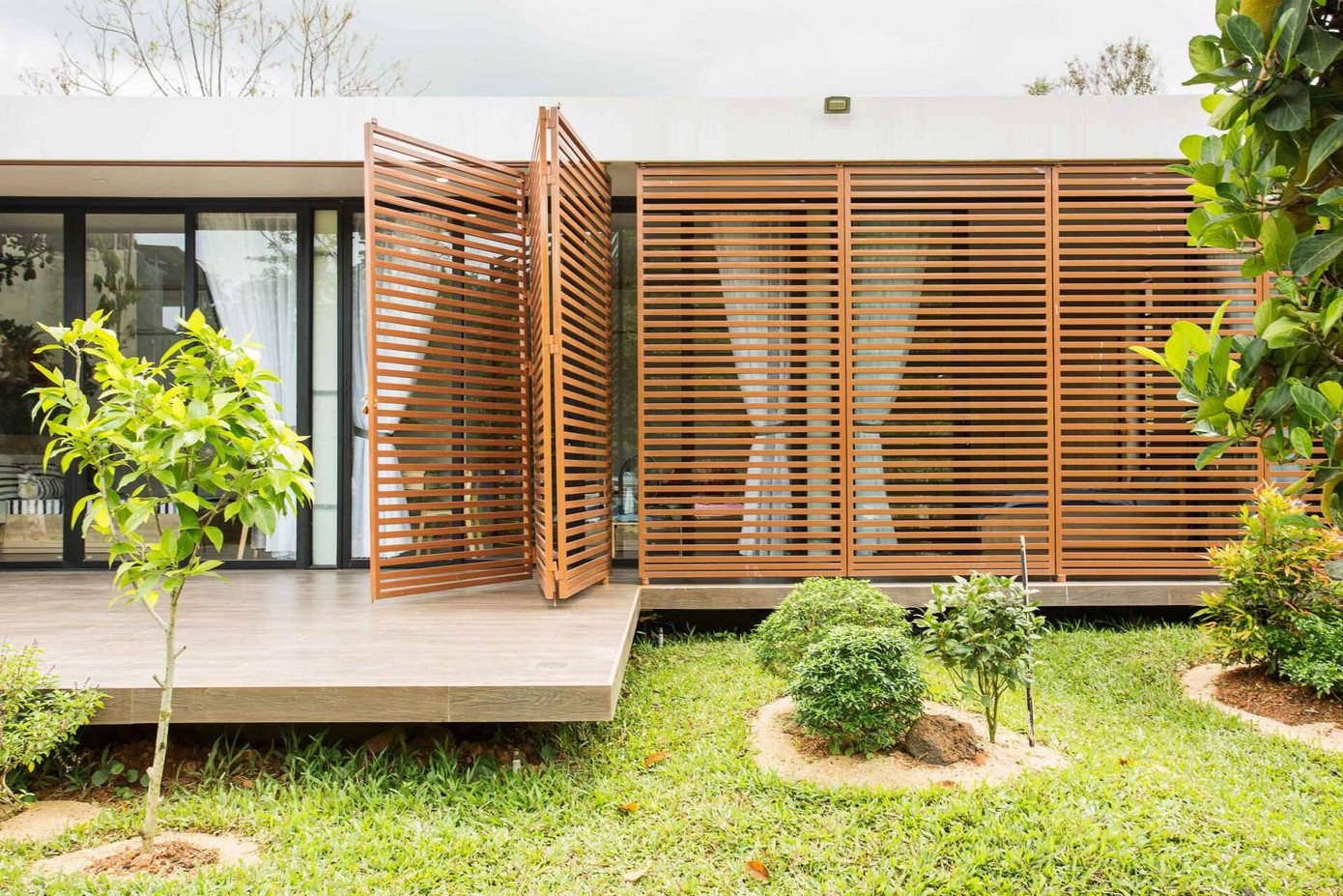 Để giải quyết các vấn đề vừa nêu, KTS đã nâng sàn nhà lên cao hơn so với mặt đất để chống ngập úng và chống ẩm vào mùa mưa.