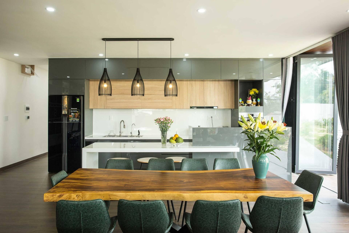 Nội thất của ngôi nhà khá hiện đại, sang trọng và nhẹ nhàng, từng món đồ nội thất đều được lựa chọn cẩn thận. Mỗi khu vực được điều chỉnh với các tông màu giống nhau, chẳng hạn như ghế sofa da màu xanh lá cây đậm gần tông với ghế ăn, tạo cảm giác dễ chịu, không gây nhức mắt.