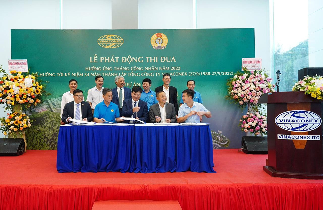 Chủ đầu tư và nhà thầu ký kết giao ước thi đua trước sự chứng kiến của đại biểu tham dự