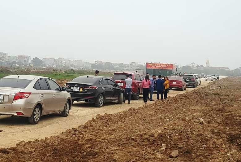 Ông Nguyễn Mạnh Hà, Phó Chủ tịch Hiệp hội Bất động sản Việt Nam cho rằng nếu đất nền phát triển quá nóng thì sẽ dẫn đến hệ lụy là xuất hiện "sốt đất" không đáng có và khiến thị trường phát triển không lành mạnh. Ông Nguyễn Mạnh Hà, Phó Chủ tịch Hiệp hội Bất động sản Việt Nam cho rằng nếu đất nền phát triển quá nóng thì sẽ dẫn đến hệ lụy là xuất hiện "sốt đất" không đáng có và khiến thị trường phát triển không lành mạnh.