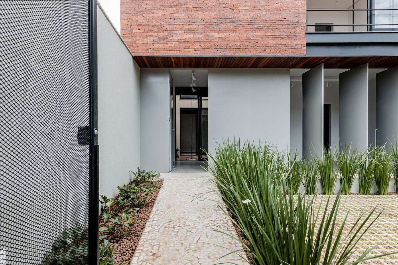 Trong đó, sân chính không chỉ thu hút ánh sáng tự nhiên từ môi trường mà còn là điểm kết nối trực quan giữa các môi trường bên trong và bên ngoài ngôi nhà. Các khe hở ở phía trước ngôi nhà giúp tăng cường ánh sáng cho ngôi nhà.