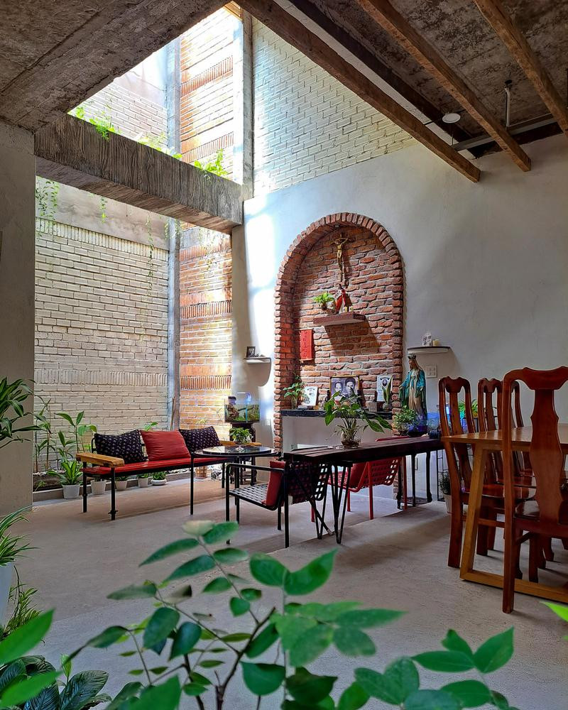 Theo đó, những viên gạch còn sử dụng được của bức tường gạch cũ được lựa chọn để làm vòm của khu vực bàn thờ.