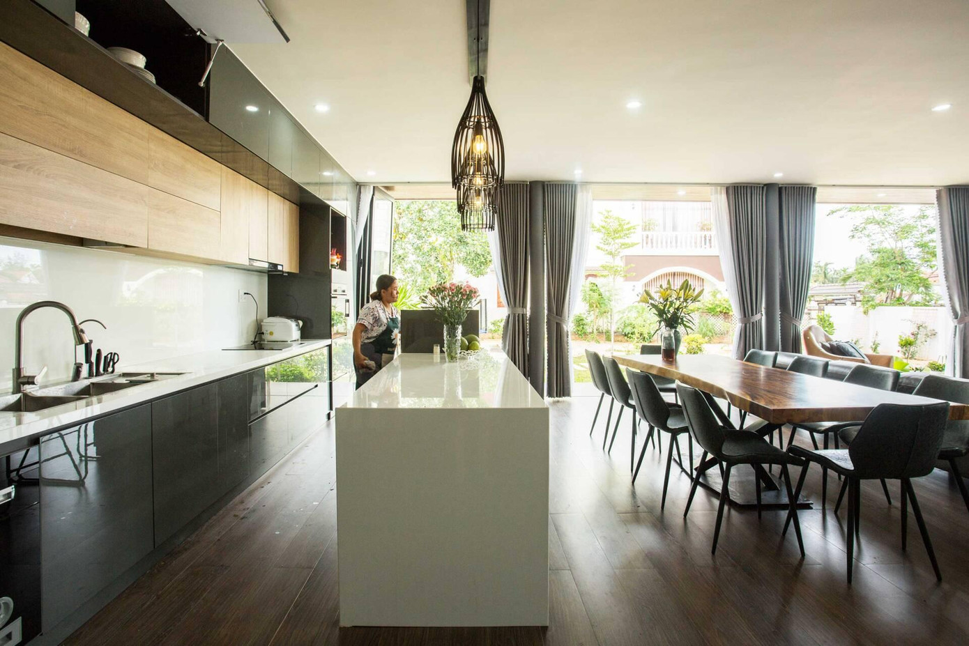 Ngôi nhà sử dụng các bức tường kính rộng mở, có thể đóng mở theo ý thích để cảm nhận không khí mát mẻ và thông thoáng.