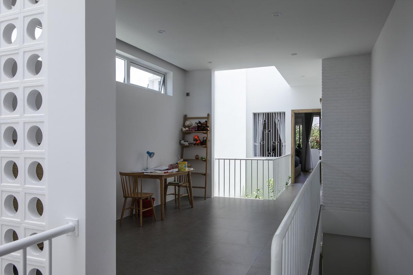 Ngoài ra, tại các khu vườn có 3 đường dẫn thông gió chính cho tòa nhà, từ đó đưa các luồng khí vào nhà, giúp giảm nhiệt và điều hòa không khí một cách tự nhiên nhất và tối ưu nhất.