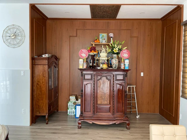 Khu vực phòng thờ được đặt ở một khu vực riêng trang trọng và ấm cúng nhất trong nhà.