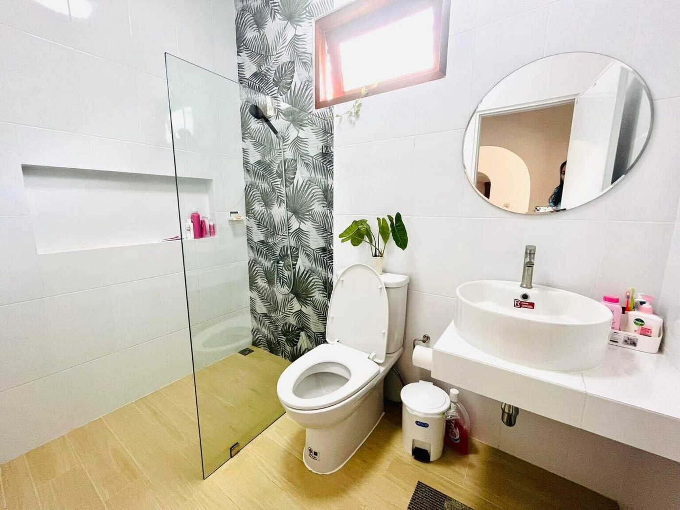 Không gian phòng tắm thoáng đãng, rộng rãi và luôn tràn ngập ánh sáng.