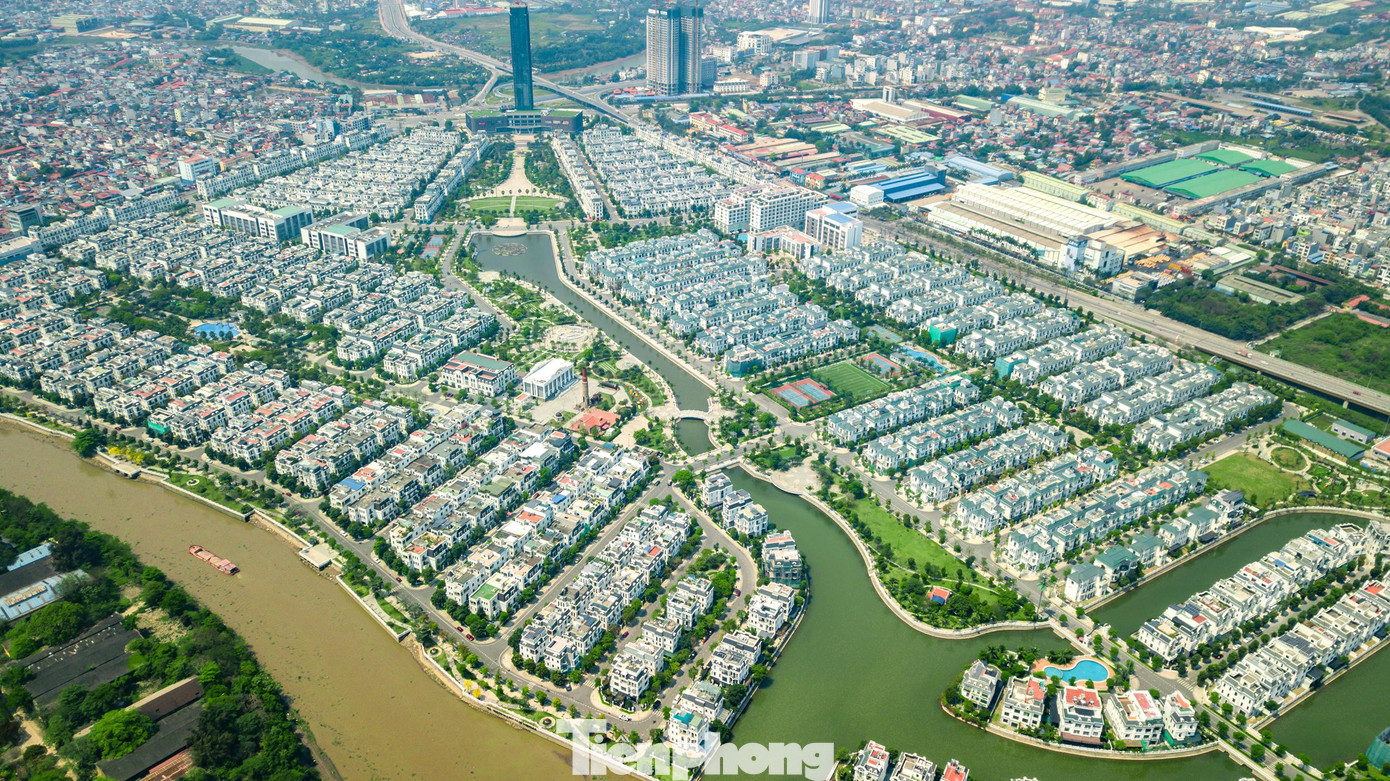 BĐS Việt Nam trở thành kênh đầu tư hấp dẫn là nhờ những yếu tố như cơ sở hạ tầng Việt Nam đang ngày được hoàn thiện, các dự án đường cao tốc cũng như các cung đường kết nối, sân bay… đang tạo ra diện mạo mới cho đất nước